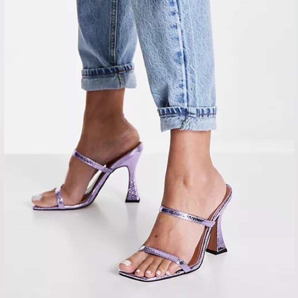 Heeled sandals in lilac/lavender.